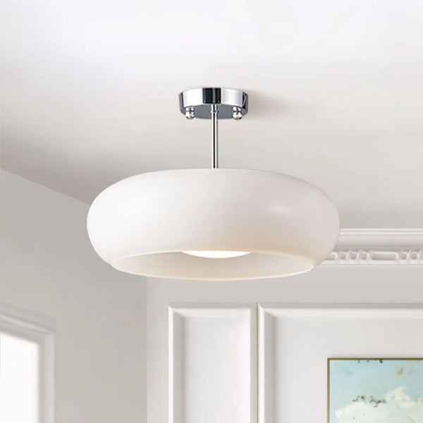 Retro Plafondlamp Met Ronde Glazen Kap En Zachte Lichtverdeling