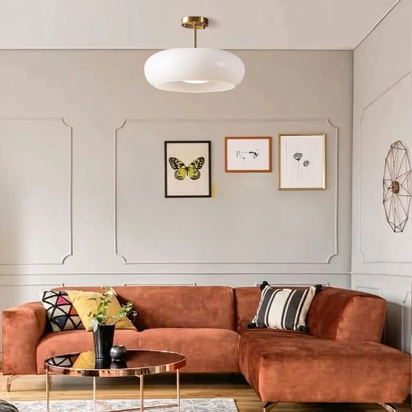 Retro Plafondlamp Met Ronde Glazen Kap En Zachte Lichtverdeling