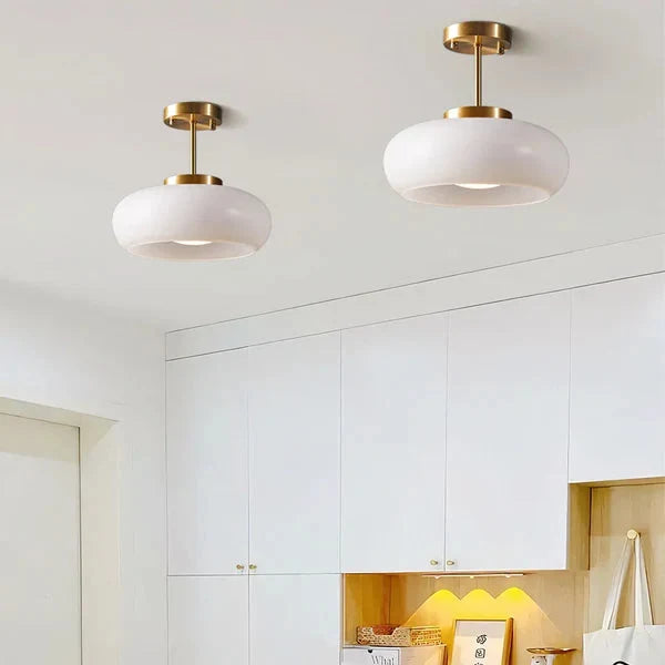 Retro Plafondlamp Met Ronde Glazen Kap En Zachte Lichtverdeling