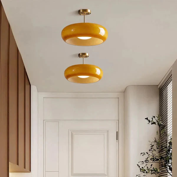 Retro Plafondlamp Met Ronde Glazen Kap En Zachte Lichtverdeling