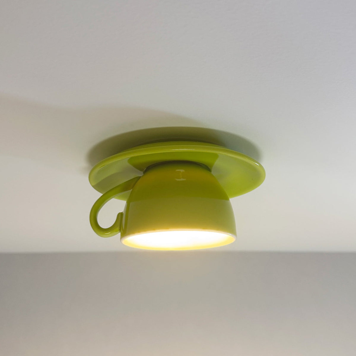 Retro Plafondlamp Met Speels Kopjesdesign Voor Unieke Interieurverlichting