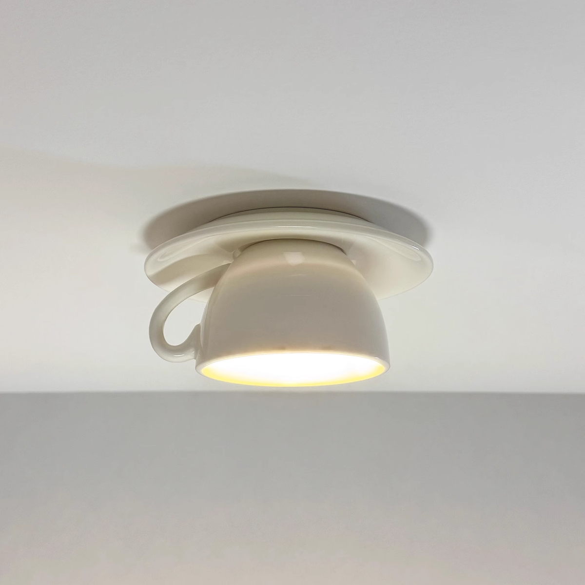 Retro Plafondlamp Met Speels Kopjesdesign Voor Unieke Interieurverlichting