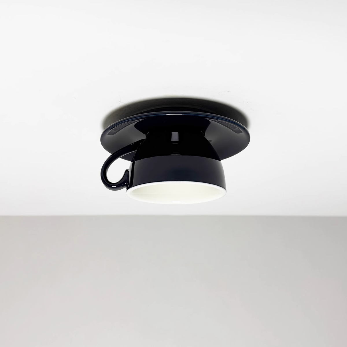 Retro Plafondlamp Met Speels Kopjesdesign Voor Unieke Interieurverlichting