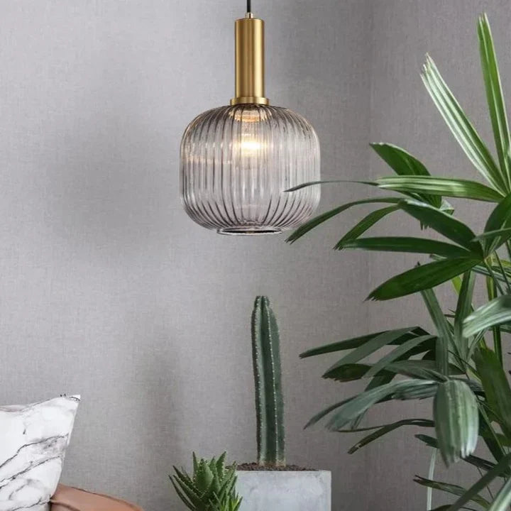 Glas Hanglamp Met Geribbelde Kap En Strakke Buisfitting Voor Zachte Ruimteverlichting