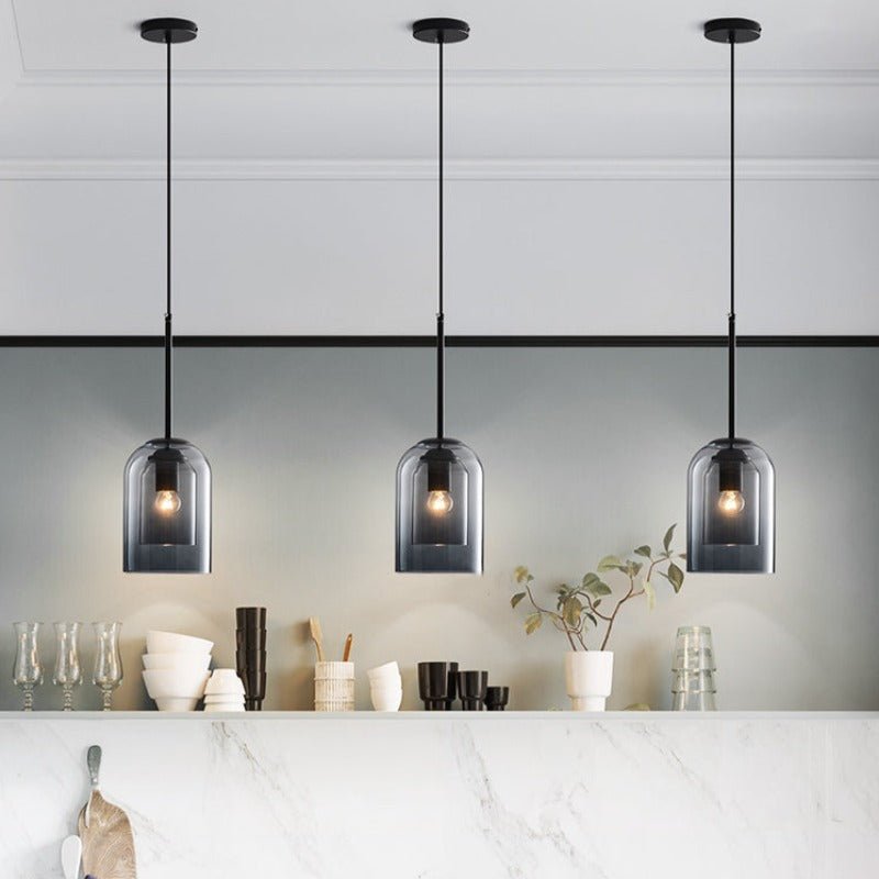 Glazen Hanglamp met Moderne Vorm en Sfeervolle Binnenverlichting