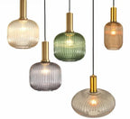 Glas Hanglamp Met Geribbelde Kap En Strakke Buisfitting Voor Zachte Ruimteverlichting