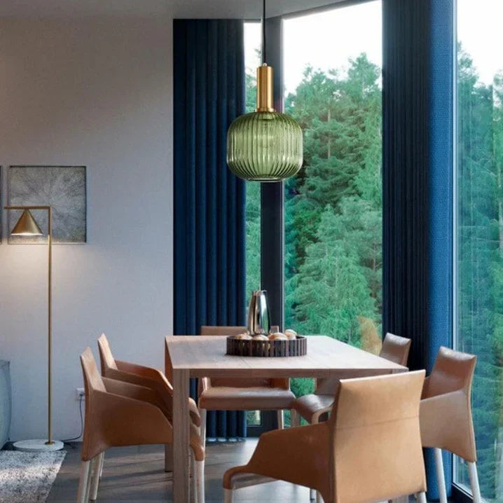 Glas Hanglamp Met Geribbelde Kap En Strakke Buisfitting Voor Zachte Ruimteverlichting