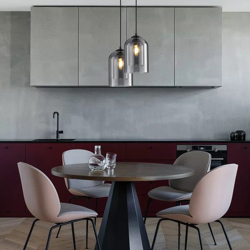 Glazen Hanglamp met Moderne Vorm en Sfeervolle Binnenverlichting