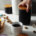 Keramische Opbergpot Met Houten Deksel En Minimalistisch Ontwerp