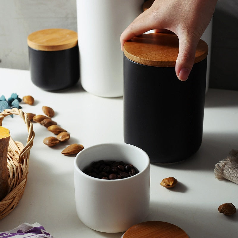 Keramische Opbergpot Met Houten Deksel En Minimalistisch Ontwerp