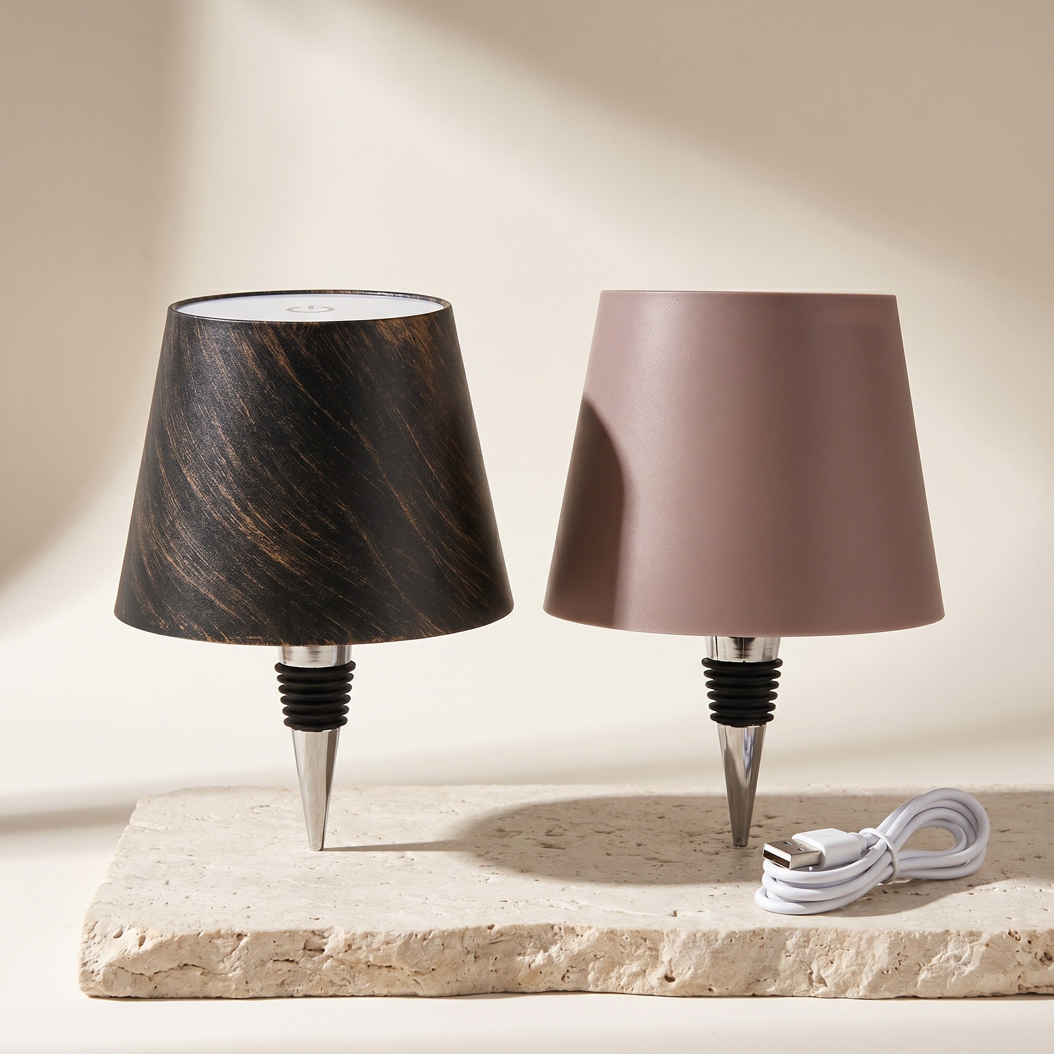 Kegelvormige Tafellamp met Acrylbody en Metalen Basis