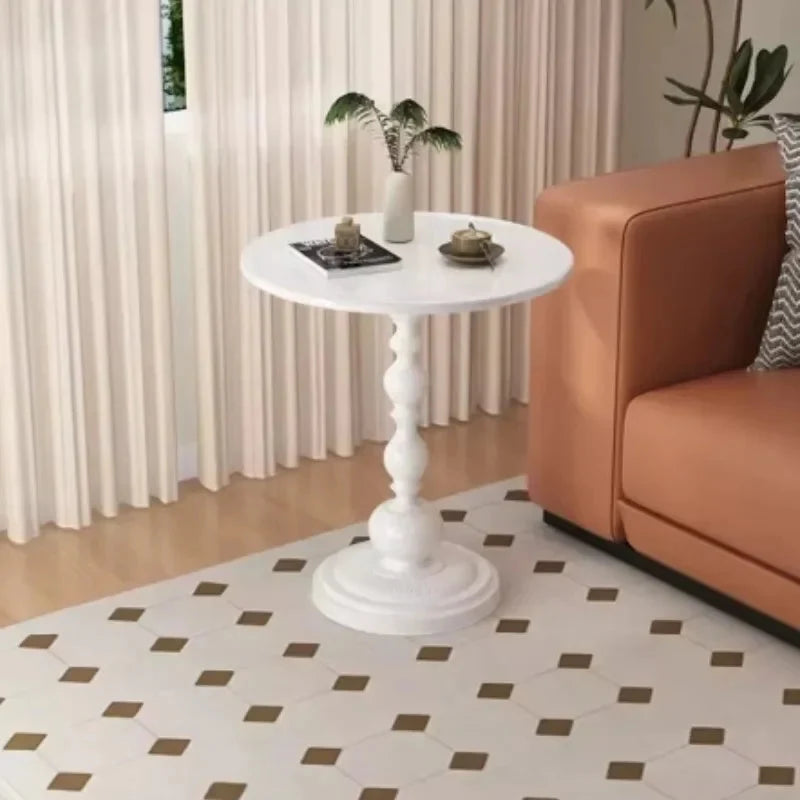Ronde Bijzettafel Met Gedraaide Voet En Vintage Uitstraling