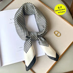 Geruite Zijden Sjaal Voor Elegante Styling Als Halsdoek Of Haaraccessoire