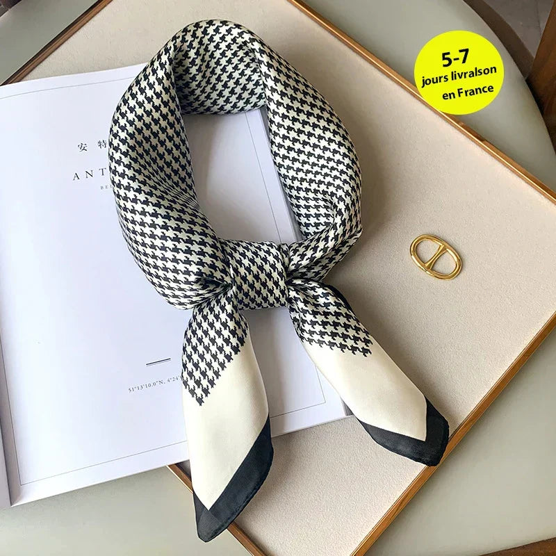 Geruite Zijden Sjaal Voor Elegante Styling Als Halsdoek Of Haaraccessoire