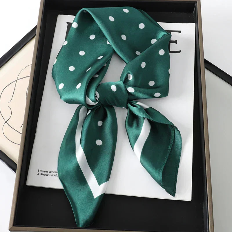 Geruite Zijden Sjaal Voor Elegante Styling Als Halsdoek Of Haaraccessoire