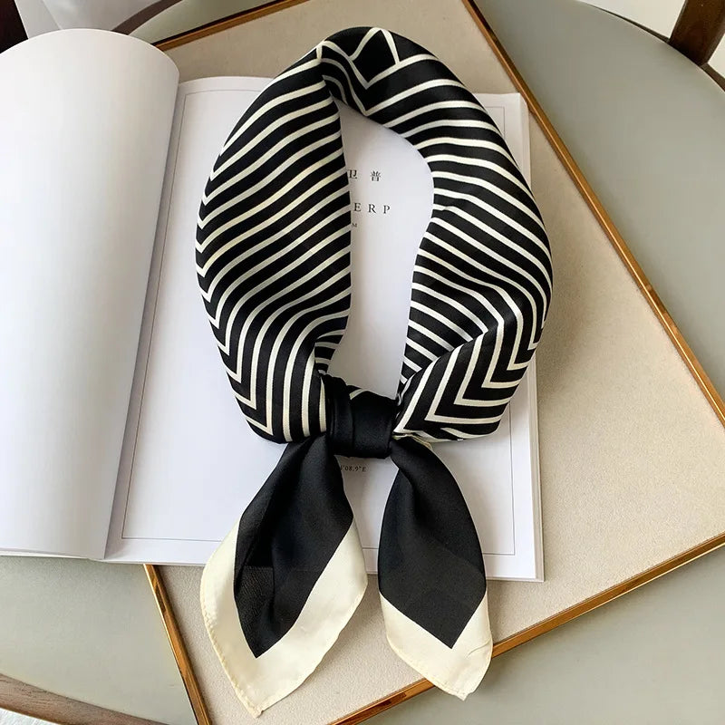 Geruite Zijden Sjaal Voor Elegante Styling Als Halsdoek Of Haaraccessoire