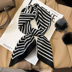 Geruite Zijden Sjaal Voor Elegante Styling Als Halsdoek Of Haaraccessoire