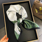 Geruite Zijden Sjaal Voor Elegante Styling Als Halsdoek Of Haaraccessoire