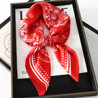 Geruite Zijden Sjaal Voor Elegante Styling Als Halsdoek Of Haaraccessoire