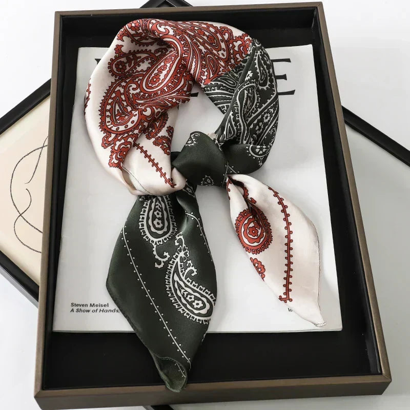 Geruite Zijden Sjaal Voor Elegante Styling Als Halsdoek Of Haaraccessoire