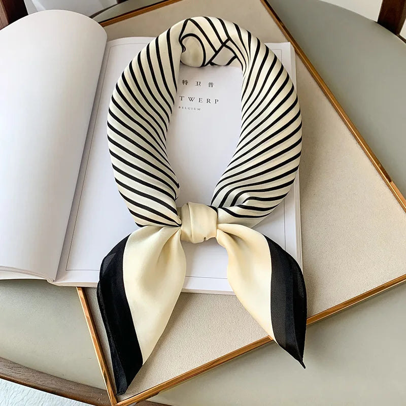 Geruite Zijden Sjaal Voor Elegante Styling Als Halsdoek Of Haaraccessoire