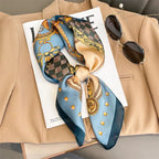 Geruite Zijden Sjaal Voor Elegante Styling Als Halsdoek Of Haaraccessoire