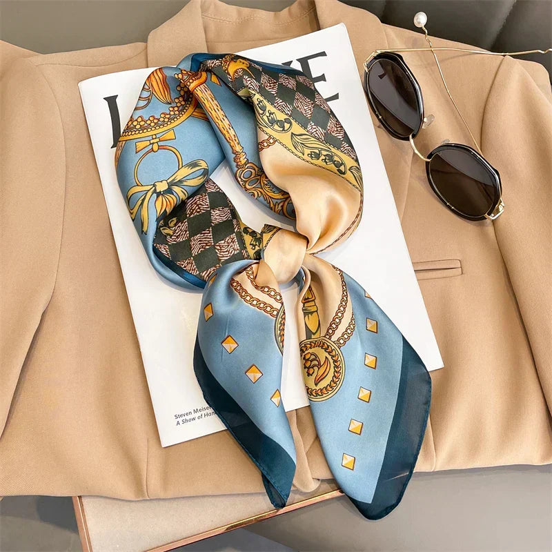 Geruite Zijden Sjaal Voor Elegante Styling Als Halsdoek Of Haaraccessoire