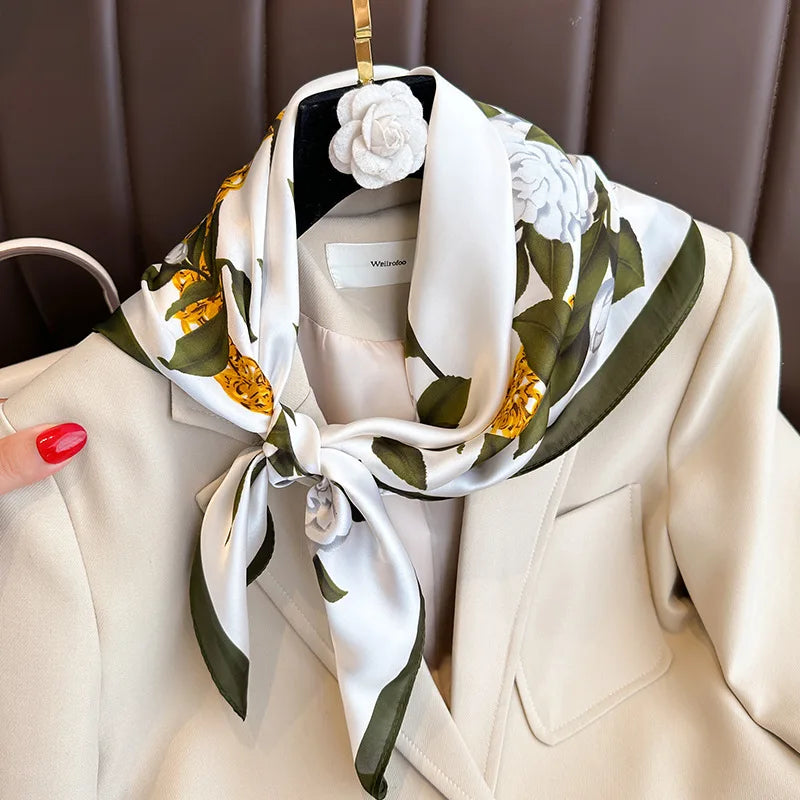 Geruite Zijden Sjaal Voor Elegante Styling Als Halsdoek Of Haaraccessoire