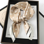 Geruite Zijden Sjaal Voor Elegante Styling Als Halsdoek Of Haaraccessoire