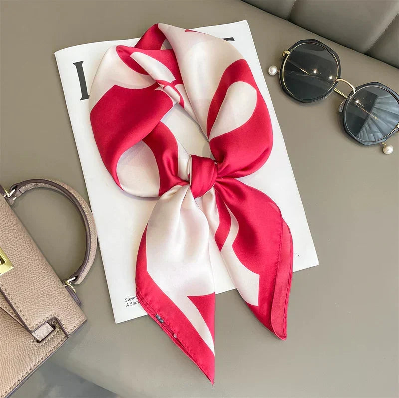 Geruite Zijden Sjaal Voor Elegante Styling Als Halsdoek Of Haaraccessoire