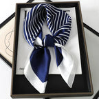 Geruite Zijden Sjaal Voor Elegante Styling Als Halsdoek Of Haaraccessoire
