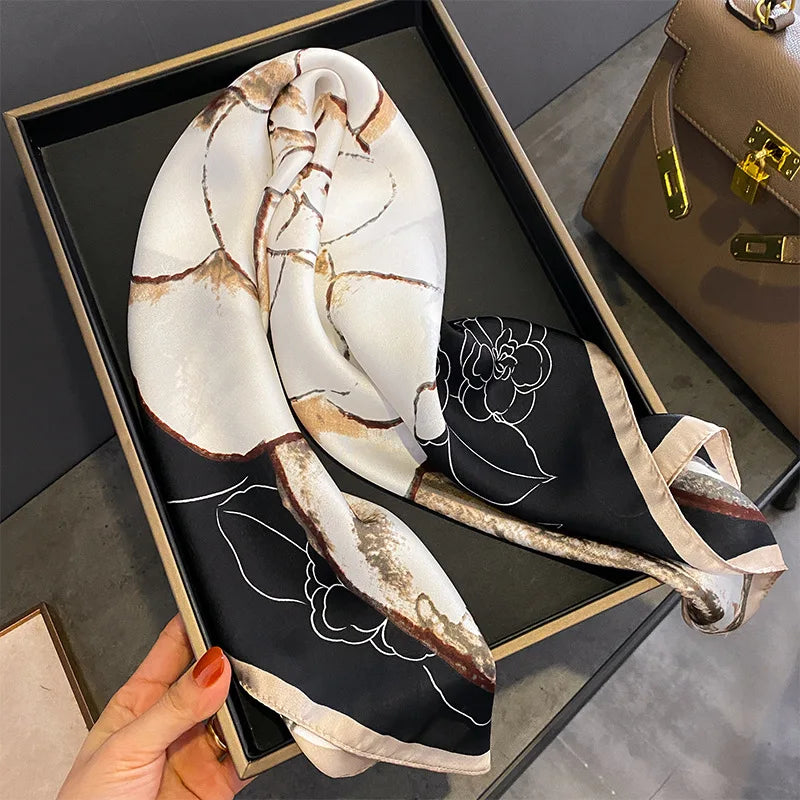 Geruite Zijden Sjaal Voor Elegante Styling Als Halsdoek Of Haaraccessoire
