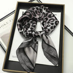 Geruite Zijden Sjaal Voor Elegante Styling Als Halsdoek Of Haaraccessoire