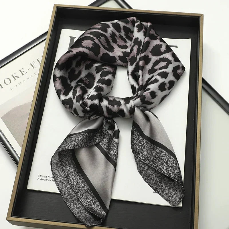 Geruite Zijden Sjaal Voor Elegante Styling Als Halsdoek Of Haaraccessoire