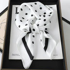 Geruite Zijden Sjaal Voor Elegante Styling Als Halsdoek Of Haaraccessoire