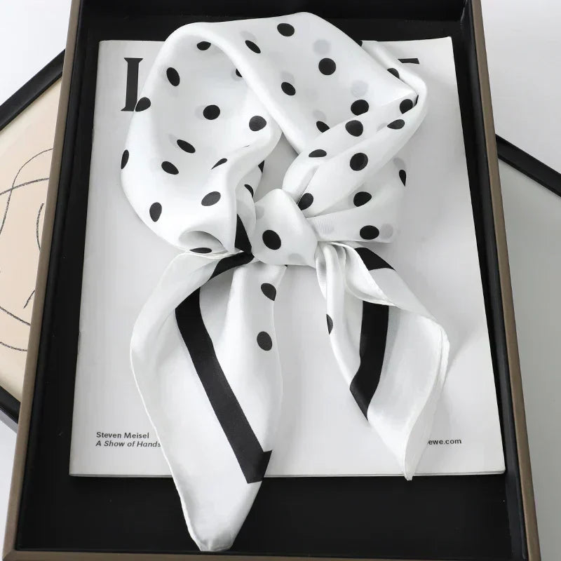Geruite Zijden Sjaal Voor Elegante Styling Als Halsdoek Of Haaraccessoire