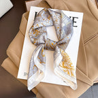 Geruite Zijden Sjaal Voor Elegante Styling Als Halsdoek Of Haaraccessoire