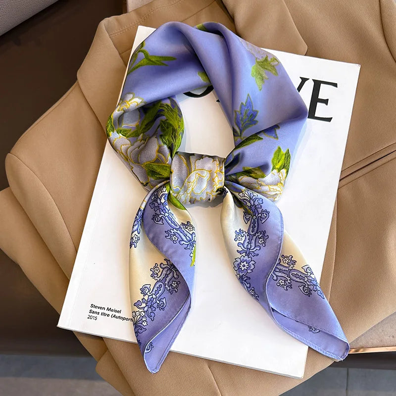 Geruite Zijden Sjaal Voor Elegante Styling Als Halsdoek Of Haaraccessoire