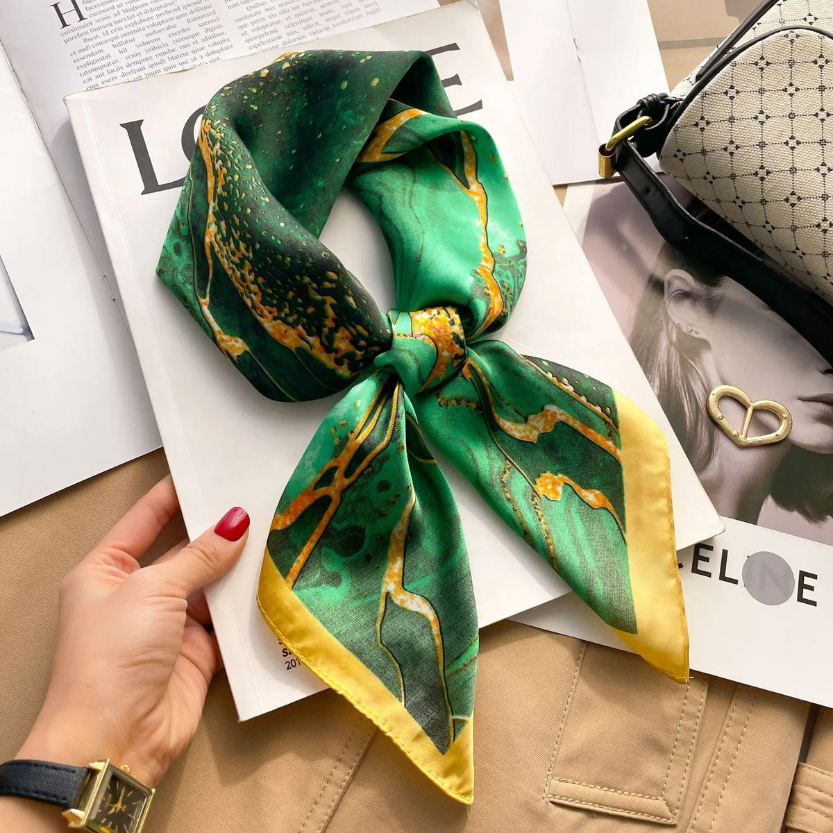 Geruite Zijden Sjaal Voor Elegante Styling Als Halsdoek Of Haaraccessoire