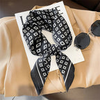 Geruite Zijden Sjaal Voor Elegante Styling Als Halsdoek Of Haaraccessoire