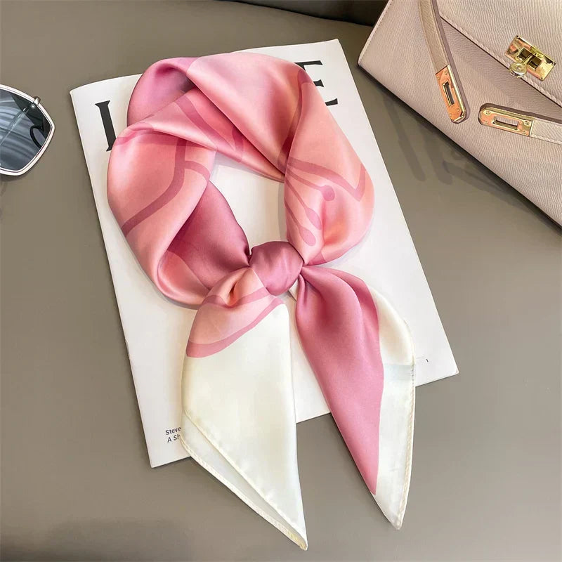 Geruite Zijden Sjaal Voor Elegante Styling Als Halsdoek Of Haaraccessoire