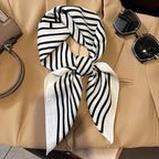 Geruite Zijden Sjaal Voor Elegante Styling Als Halsdoek Of Haaraccessoire