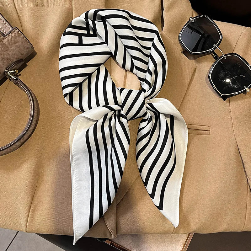 Geruite Zijden Sjaal Voor Elegante Styling Als Halsdoek Of Haaraccessoire