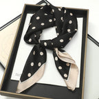Geruite Zijden Sjaal Voor Elegante Styling Als Halsdoek Of Haaraccessoire