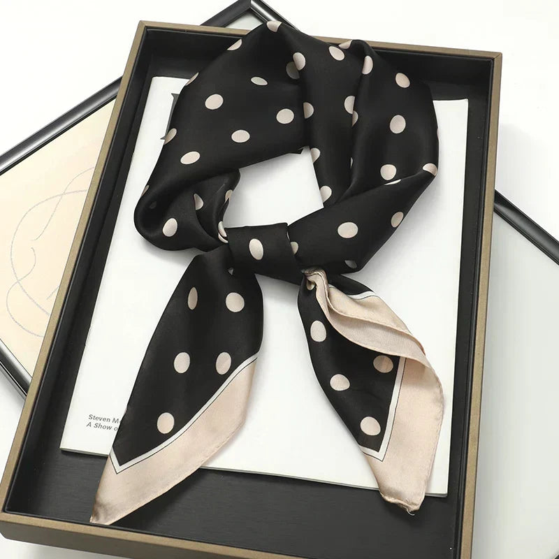 Geruite Zijden Sjaal Voor Elegante Styling Als Halsdoek Of Haaraccessoire