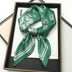 Geruite Zijden Sjaal Voor Elegante Styling Als Halsdoek Of Haaraccessoire