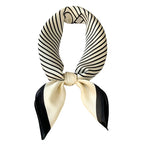 Geruite Zijden Sjaal Voor Elegante Styling Als Halsdoek Of Haaraccessoire