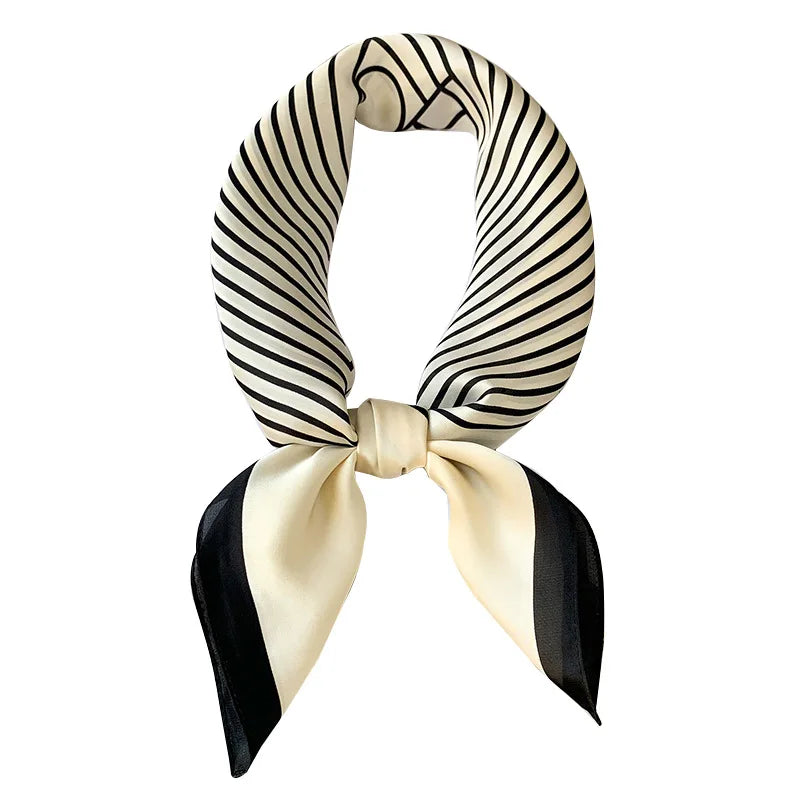 Geruite Zijden Sjaal Voor Elegante Styling Als Halsdoek Of Haaraccessoire