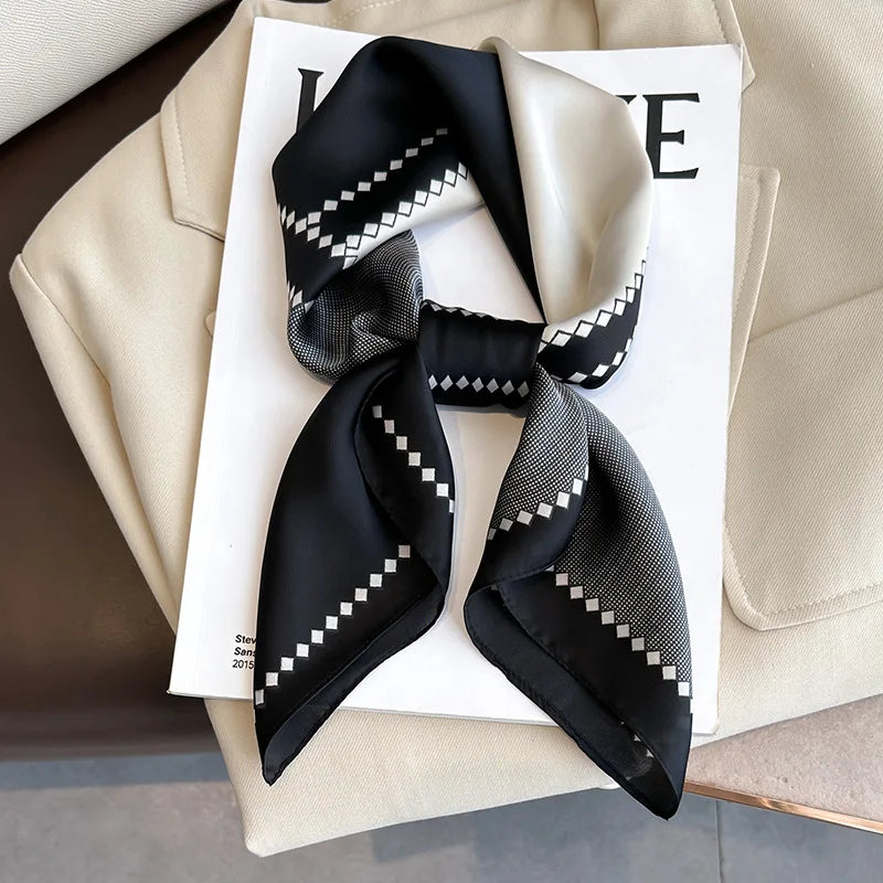 Geruite Zijden Sjaal Voor Elegante Styling Als Halsdoek Of Haaraccessoire
