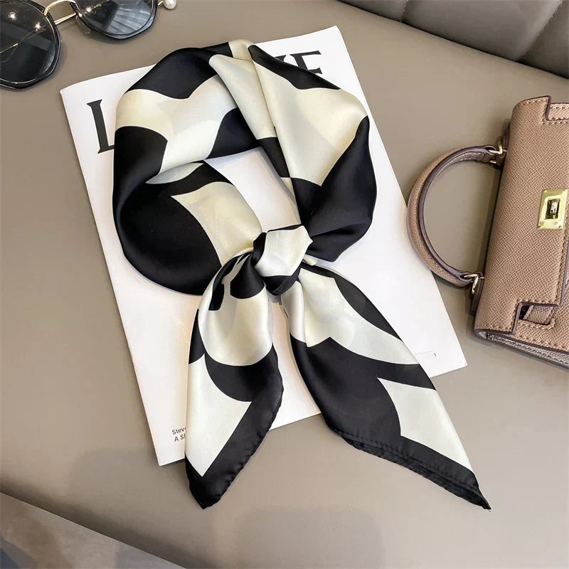 Geruite Zijden Sjaal Voor Elegante Styling Als Halsdoek Of Haaraccessoire